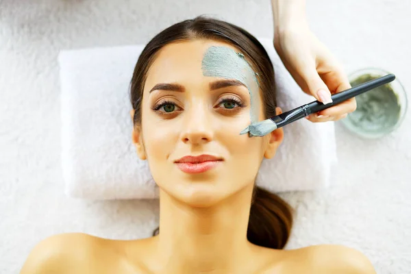 Wanita Cantik Dengan Topeng Kosmetik Wajah Girl Gets Treatment Spa — Stok Foto