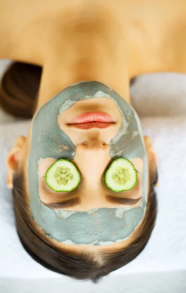 Mulher Com Máscara Facial Fatias Pepino Nas Mãos — Fotografia de Stock