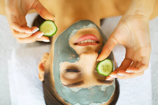 Mulher Com Máscara Facial Fatias Pepino Nas Mãos — Fotografia de Stock