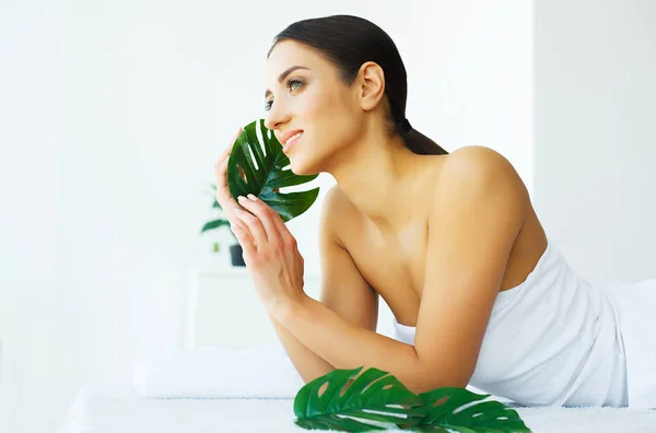 Día Spa Mujer Positiva Feliz Mirándote Mientras Disfruta Descanso Salón — Foto de Stock