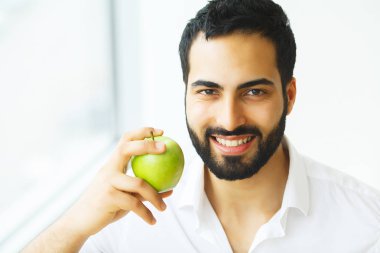 Adam yeme elma. Güzel kız beyaz dişleriyle Apple ısırma. Yüksek çözünürlüklü görüntü