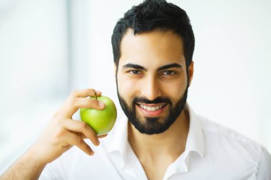 Adam yeme elma. Güzel kız beyaz dişleriyle Apple ısırma. Yüksek çözünürlüklü görüntü