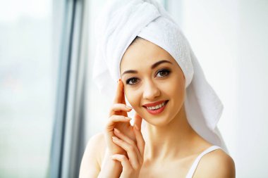 Havlu kaplıca tedavisi almak hazır güzel genç kadın. Kız cinsel poz