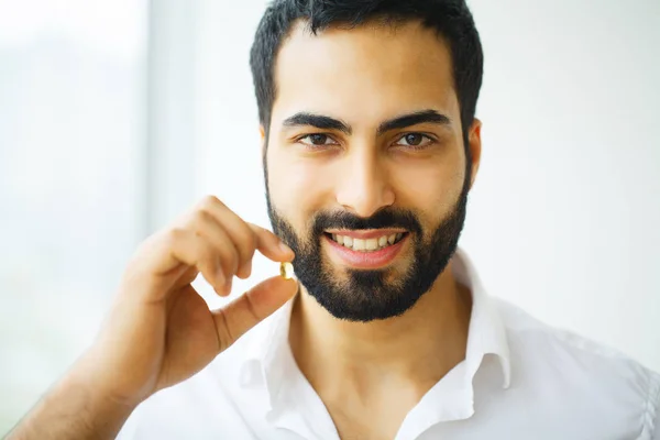 Vacker Man Tar Piller Medicin Vitaminer Och Kosttillskott — Stockfoto