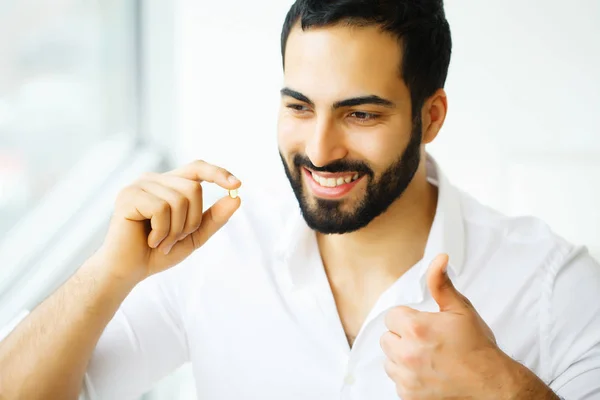 Krásný Muž Vezme Prášek Lék Vitamíny Doplňky Stravy — Stock fotografie