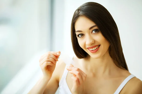 Branqueamento Dos Dentes Mulher Sorridente Bonita Segurando Whitening Strip Imagem — Fotografia de Stock