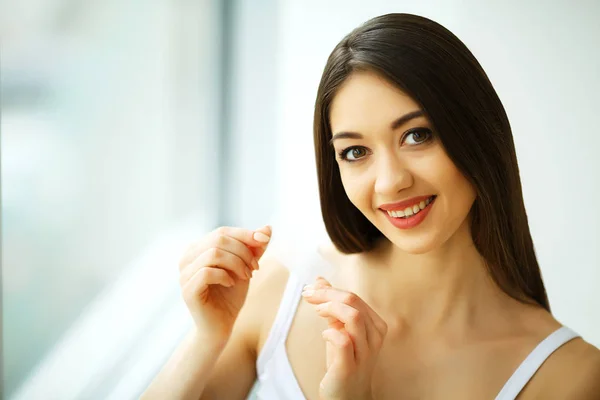 Branqueamento Dos Dentes Mulher Sorridente Bonita Segurando Whitening Strip Imagem — Fotografia de Stock