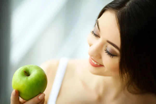 Mujer Comiendo Manzana Hermosa Chica Con Dientes Blancos Mordiendo Manzana —  Fotos de Stock