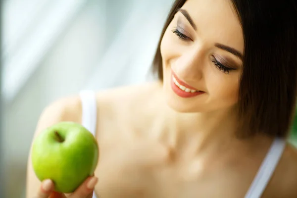 Kadın Yeme Elma Güzel Kız Beyaz Dişleriyle Apple Isırma Yüksek — Stok fotoğraf