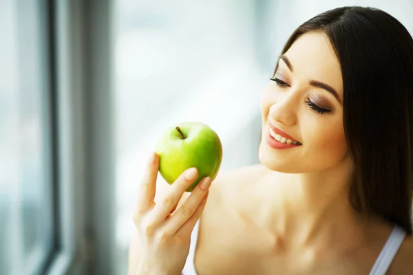 女性食用リンゴ 白い歯の噛み合わせのアップルを持つ美しい少女 高解像度画像 — ストック写真