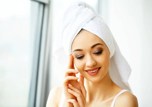 Beautiful Young Woman Towel All Ready Get Spa Treatment Girl — Stock Photo, Image