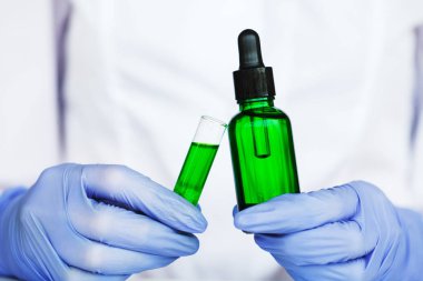 Ot ilaç. Üretim ve ambalaj kozmetik ürünleri. Yüz kozmetik nemlendirici. Güzellik ürün kavramı, doktor ve tıp deneyleri.