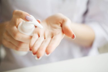 Ot ilaç. Bilim adamı, dermatolog organik doğal bitki kozmetik ürün laboratuvarda olun. Güzellik sağlıklı cilt bakım kavramı. Krem, Serum.
