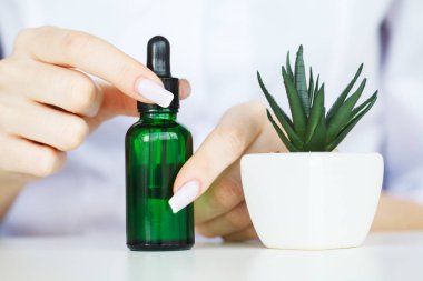 Ot ilaç. Bilim adamı, dermatolog organik doğal bitki kozmetik ürün laboratuvarda olun. Güzellik sağlıklı cilt bakım kavramı. Krem, Serum.