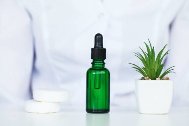 Ot ilaç. Üretim ve ambalaj kozmetik ürünleri. Yüz kozmetik nemlendirici. Güzellik ürün kavramı, doktor ve tıp deneyleri.