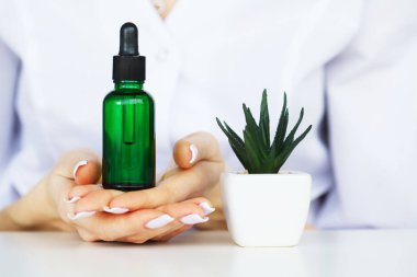 Ot ilaç. Bilim adamı, dermatolog organik doğal bitki kozmetik ürün laboratuvarda olun. Güzellik sağlıklı cilt bakım kavramı. Krem, Serum.