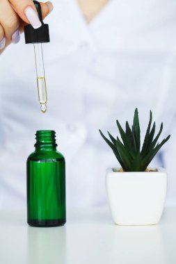 Ot ilaç. Bilim adamı, dermatolog organik doğal bitki kozmetik ürün laboratuvarda olun. Güzellik sağlıklı cilt bakım kavramı. Krem, Serum.