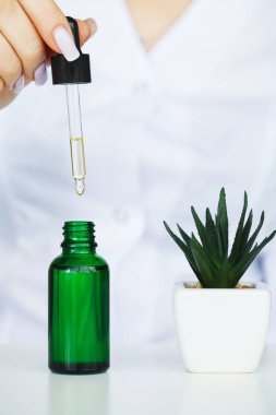 Ot ilaç. Üretim ve ambalaj kozmetik ürünleri. Yüz kozmetik nemlendirici. Güzellik ürün kavramı, doktor ve tıp deneyleri.