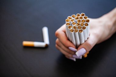 Arka plan ile kırık Sigara İçilmeyen kavramı durdurun. Yığın sigara. Sigara İçilmez.