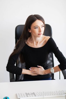 Ağrı. Office annelik oturan çalışan hamile iş kadın yorgun.