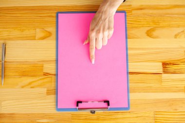 Boş klasör sarı kağıt ile. Bu Holding klasöre el ve ahşap arka plan üzerinde. Boşaltmak. Metin için yer.