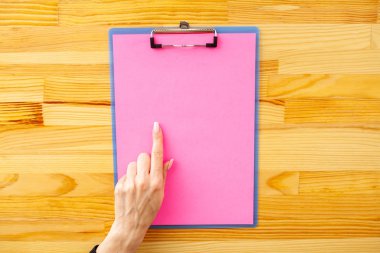 Boş klasör sarı kağıt ile. Bu Holding klasöre el ve ahşap arka plan üzerinde. Boşaltmak. Metin için yer.