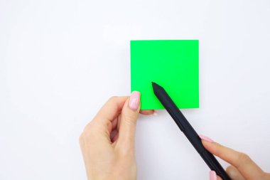 Boş klasör yeşil kağıt ile. Bu klasör Holding ve Pan sap beyaz arka plan üzerinde el. Boşaltmak. Metin için yer