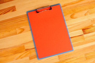 Boş klasör sarı kağıt ile. Bu Holding klasöre el ve ahşap arka plan üzerinde. Boşaltmak. Metin için yer.