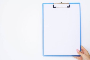 Boş klasör beyaz kağıt ile. Bu Holding klasöre el ve beyaz arka plan üzerinde. Boşaltmak. Metin için yer.