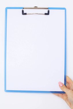 Boş klasör beyaz kağıt ile. Bu Holding klasöre el ve beyaz arka plan üzerinde. Boşaltmak. Metin için yer.