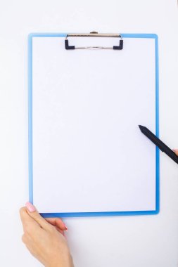 Boş klasör beyaz kağıt ile. Bu Holding klasöre el ve beyaz arka plan üzerinde. Boşaltmak. Metin için yer.