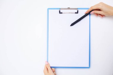 Boş klasör beyaz kağıt ile. Bu Holding klasöre el ve beyaz arka plan üzerinde. Boşaltmak. Metin için yer.