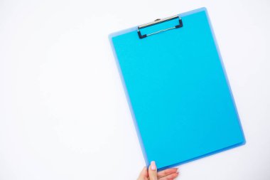 Boş klasör mavi kağıt ile. Bu klasör Holding ve beyaz zemin üzerine kalem ver. Boşaltmak. Metin için yer.