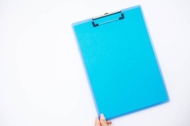 Boş klasör mavi kağıt ile. Bu klasör Holding ve beyaz zemin üzerine kalem ver. Boşaltmak. Metin için yer.