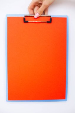 Boş klasör kırmızı kağıt ile. Bu klasör Holding ve beyaz zemin üzerine kalem ver. Boşaltmak. Metin için yer.