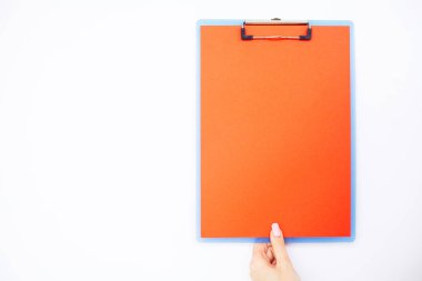 Boş klasör kırmızı kağıt ile. Bu klasör Holding ve beyaz zemin üzerine kalem ver. Boşaltmak. Metin için yer.