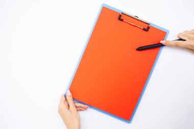 Boş klasör kırmızı kağıt ile. Bu klasör Holding ve beyaz zemin üzerine kalem ver. Boşaltmak. Metin için yer.