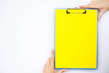 Boş klasör sarı kağıt ile. Bu Holding klasöre el ve beyaz arka plan üzerinde. Boşaltmak. Metin için yer.