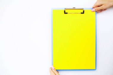 Boş klasör sarı kağıt ile. Bu Holding klasöre el ve beyaz arka plan üzerinde. Boşaltmak. Metin için yer.