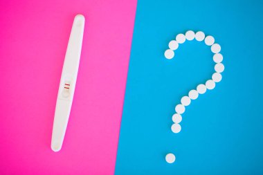 Hamilelik testi. Sonuç olumlu iki şeritler ve prezervatifle gebelik önleyici renkli arka plan, Doğum kontrol hapı, güvenli seks, sağlık concep.