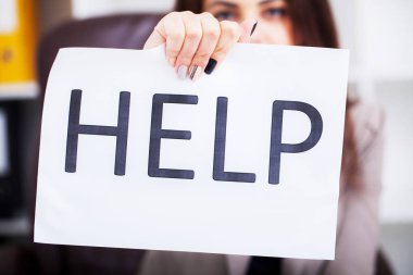 İş sorunu. Çekici genç yorgun ve yardım istiyor onun bilgisayar üzerinde çalışan iş kadın boşa.