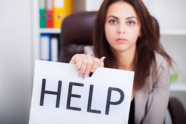 İş sorunu. Çekici genç yorgun ve yardım istiyor onun bilgisayar üzerinde çalışan iş kadın boşa.