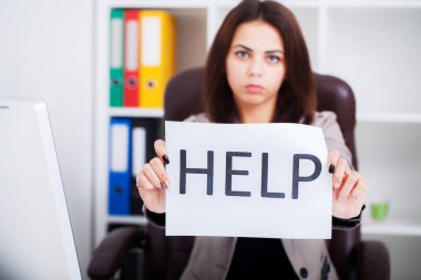 İş sorunu. Çekici genç yorgun ve yardım istiyor onun bilgisayar üzerinde çalışan iş kadın boşa.