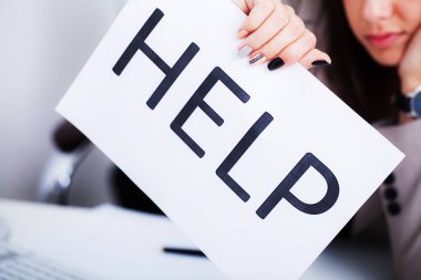 İş sorunu. Çekici genç yorgun ve yardım istiyor onun bilgisayar üzerinde çalışan iş kadın boşa.