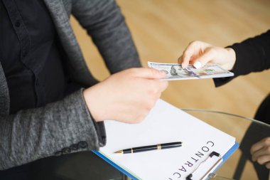 Rüşvet kavramı. Yolsuzluk kurumsal iş casusluk yasadışı kavramı.