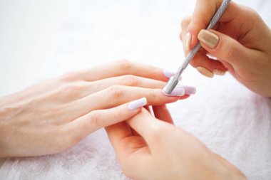 Spa Manikür. Fransız manikür spa salonu. Kadın bir manikür yordam alma bir tırnak salonda eller. Manikür yordamı.