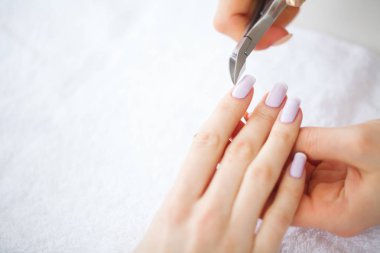 Spa Manikür. Fransız manikür spa salonu. Kadın bir manikür yordam alma bir tırnak salonda eller. Manikür yordamı.