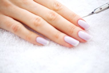 Spa Manikür. Fransız manikür spa salonu. Kadın bir manikür yordam alma bir tırnak salonda eller. Manikür yordamı.