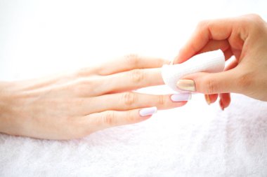 Spa Manikür. Fransız manikür spa salonu. Kadın bir manikür yordam alma bir tırnak salonda eller. Manikür yordamı.