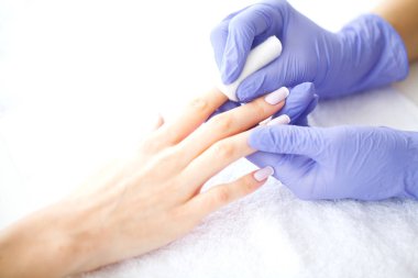 Spa Manikür. Fransız manikür spa salonu. Kadın bir manikür yordam alma bir tırnak salonda eller. Manikür yordamı.